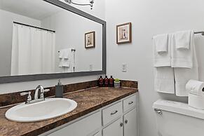 Midtown Fenced Yard  White Acres Retreat