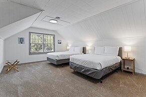 Midtown Fenced Yard  White Acres Retreat