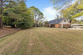 Midtown Fenced Yard  White Acres Retreat