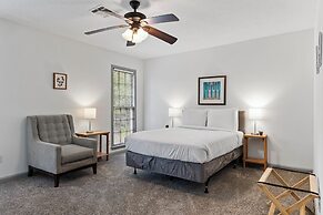 Midtown Fenced Yard  White Acres Retreat