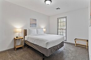 Midtown Fenced Yard  White Acres Retreat