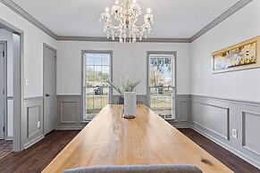 Midtown Fenced Yard  White Acres Retreat