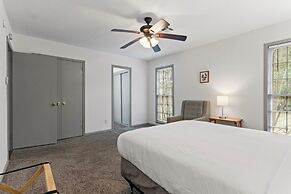 Midtown Fenced Yard  White Acres Retreat