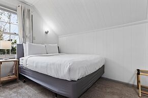 Midtown Fenced Yard  White Acres Retreat