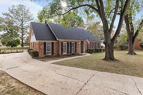 Midtown Fenced Yard  White Acres Retreat