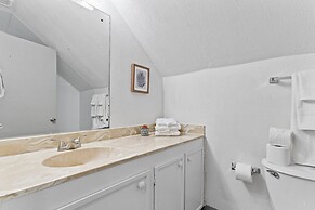 Midtown Fenced Yard  White Acres Retreat