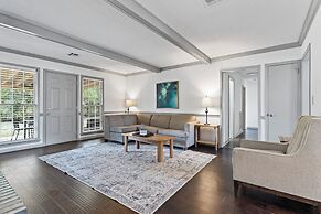 Midtown Fenced Yard  White Acres Retreat