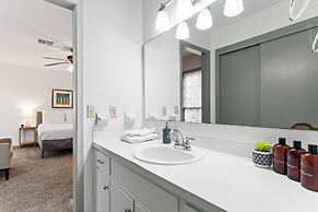 Midtown Fenced Yard  White Acres Retreat