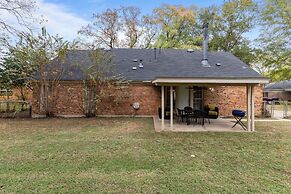 Midtown Fenced Yard  White Acres Retreat