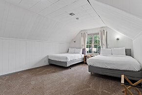 Midtown Fenced Yard  White Acres Retreat