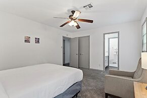 Midtown Fenced Yard  White Acres Retreat