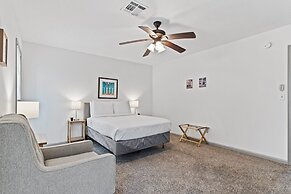 Midtown Fenced Yard  White Acres Retreat