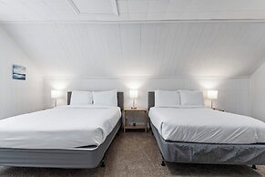 Midtown Fenced Yard  White Acres Retreat