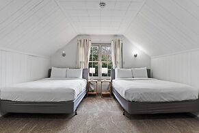 Midtown Fenced Yard  White Acres Retreat