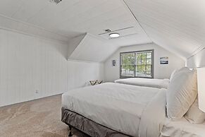 Midtown Fenced Yard  White Acres Retreat