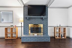 Midtown Fenced Yard  White Acres Retreat