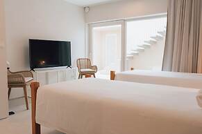 Silveira Bay Lounge Retreat