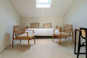 Silveira Bay Lounge Retreat