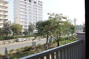 Aura Luxury Studio Near Artemis Hospital