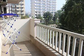 Aura Luxury Studio Near Artemis Hospital