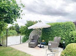 Spacious Bungalow Near Water