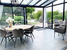 Spacious Bungalow Near Water