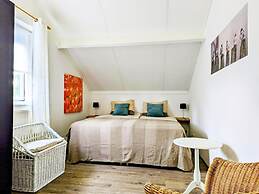 Spacious Bungalow Near Water