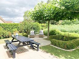 Spacious Bungalow Near Water