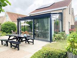 Spacious Bungalow Near Water