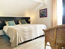 Spacious Bungalow Near Water