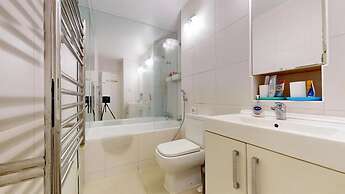 London Chic Apartment Retreat