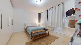 London Chic Apartment Retreat