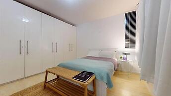 London Chic Apartment Retreat