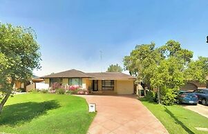 Cheerful 4 Bedroom with free Parking