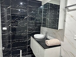 Cheerful 4 Bedroom with free Parking