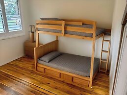 Cheerful 4 Bedroom with free Parking