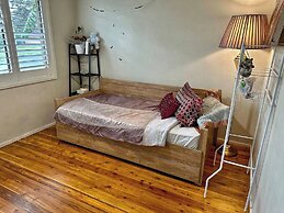 Cheerful 4 Bedroom with free Parking