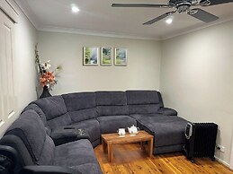 Cheerful 4 Bedroom with free Parking