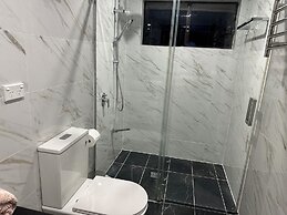 Cheerful 4 Bedroom with free Parking