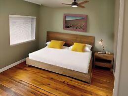 Cheerful 4 Bedroom with free Parking