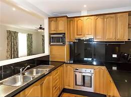 Cheerful 4 Bedroom with free Parking