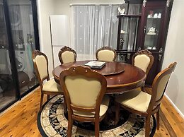 Cheerful 4 Bedroom with free Parking