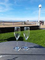 Fabapartment-12pmcheckout-freebubbly-seaside