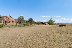 Outdoor Entertainment Area: Quiet Aurora Studio!