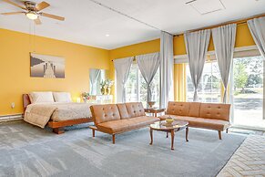 Outdoor Entertainment Area: Quiet Aurora Studio!