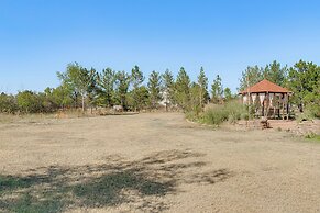 Outdoor Entertainment Area: Quiet Aurora Studio!