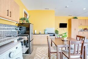 Outdoor Entertainment Area: Quiet Aurora Studio!