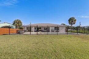 Private Pool & Dock: Relaxing Port Charlotte Oasis