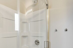 Lebanon Retreat: Decks, Fire Pit & Yard