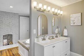 Lebanon Retreat: Decks, Fire Pit & Yard